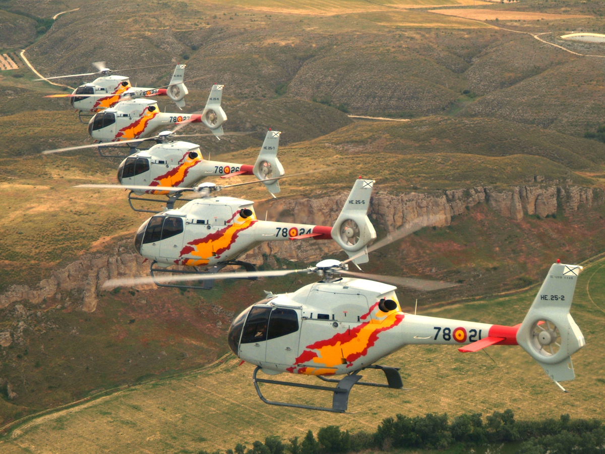 Helicópteros en formación de ala izquierda