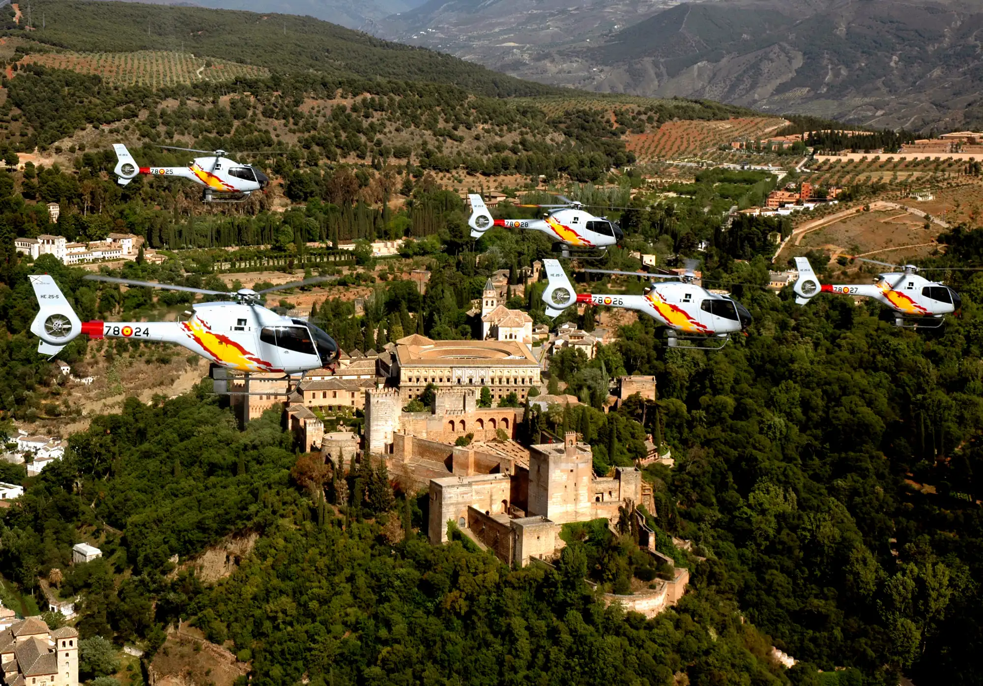 Patrulla Aspa en formación de cuña volando sobre Granada