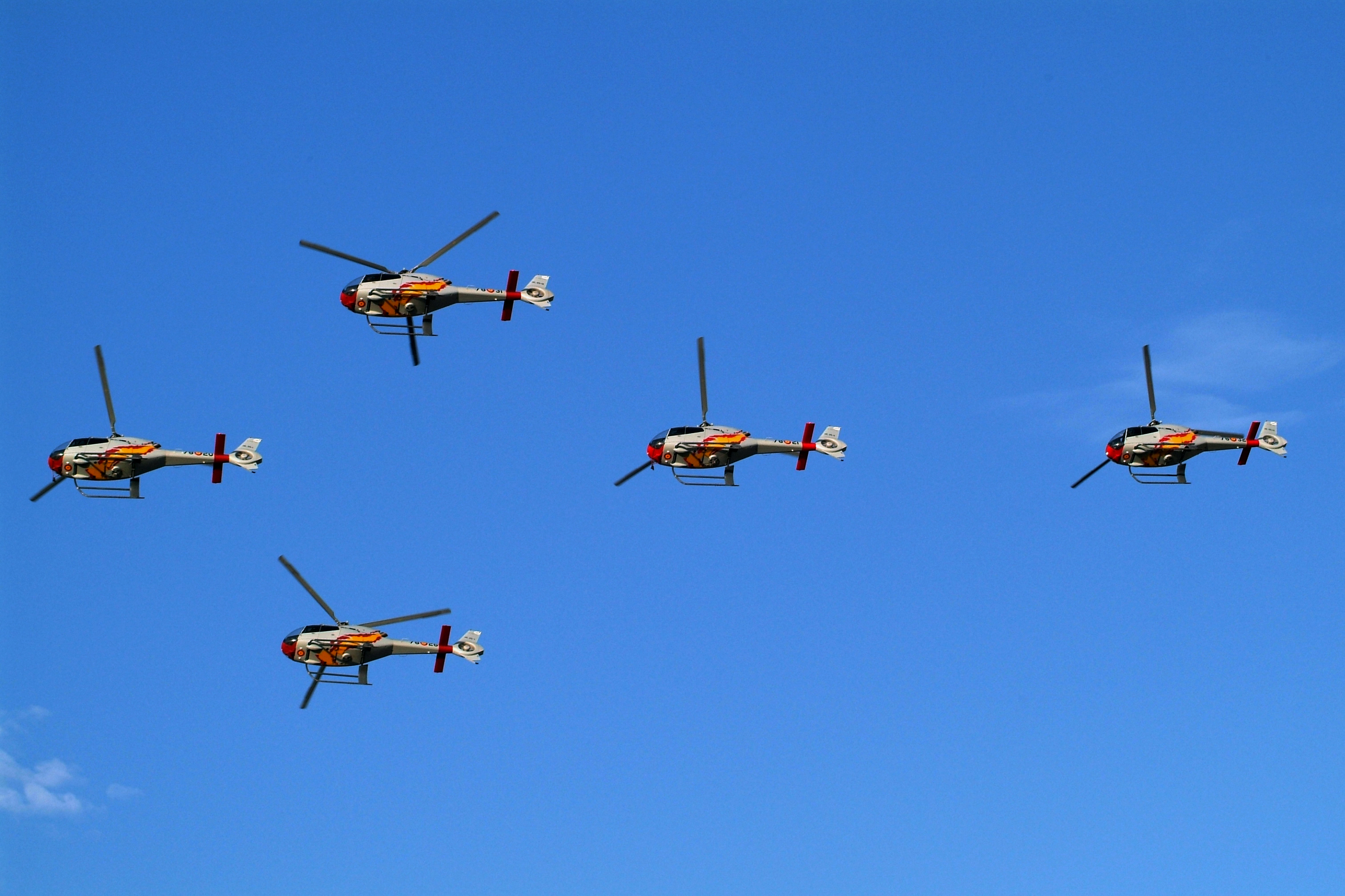 Helicópteros dibujando una flecha en el cielo