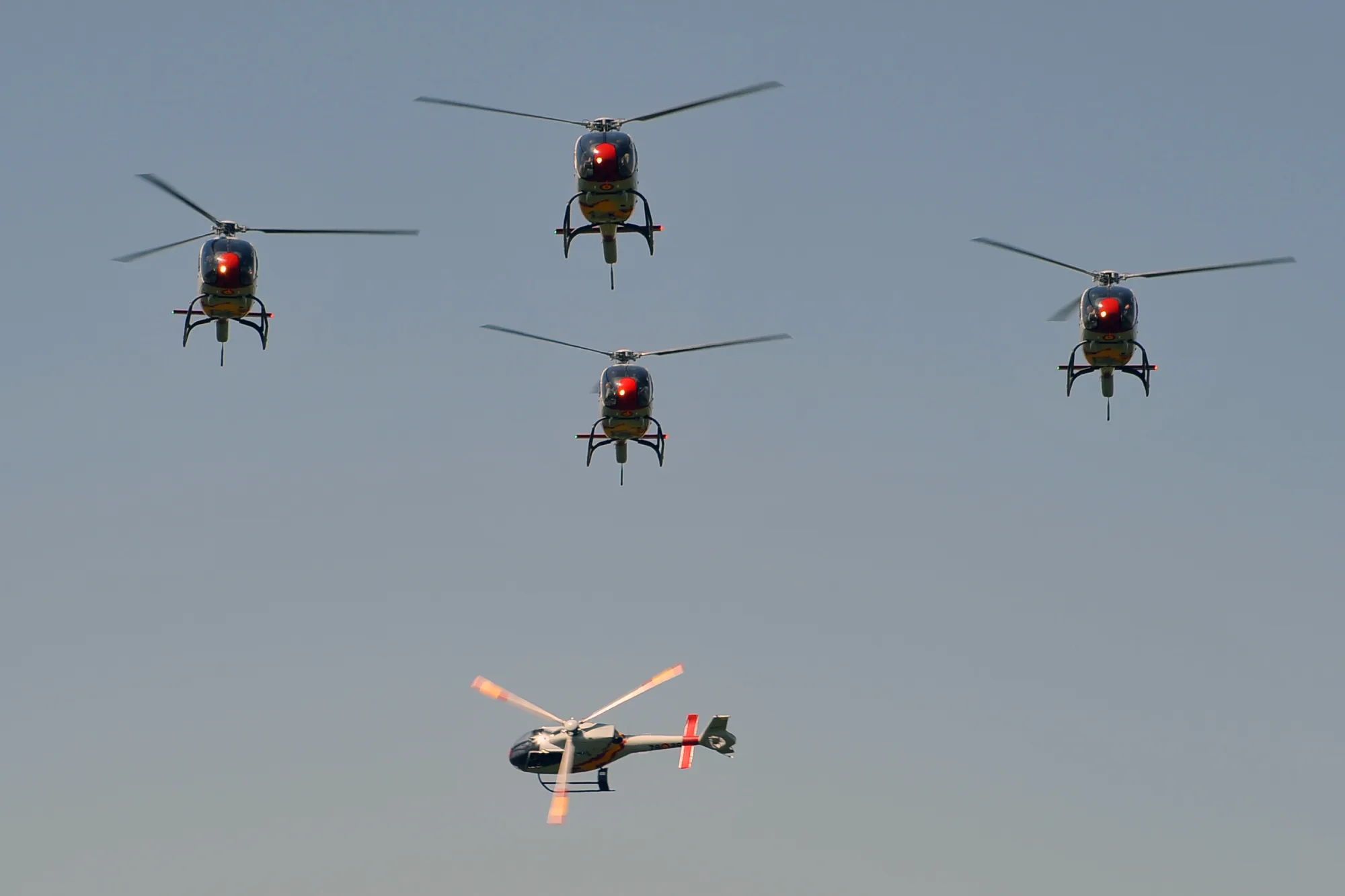 Los cinco helicópteros en formación cerrada de rombo
