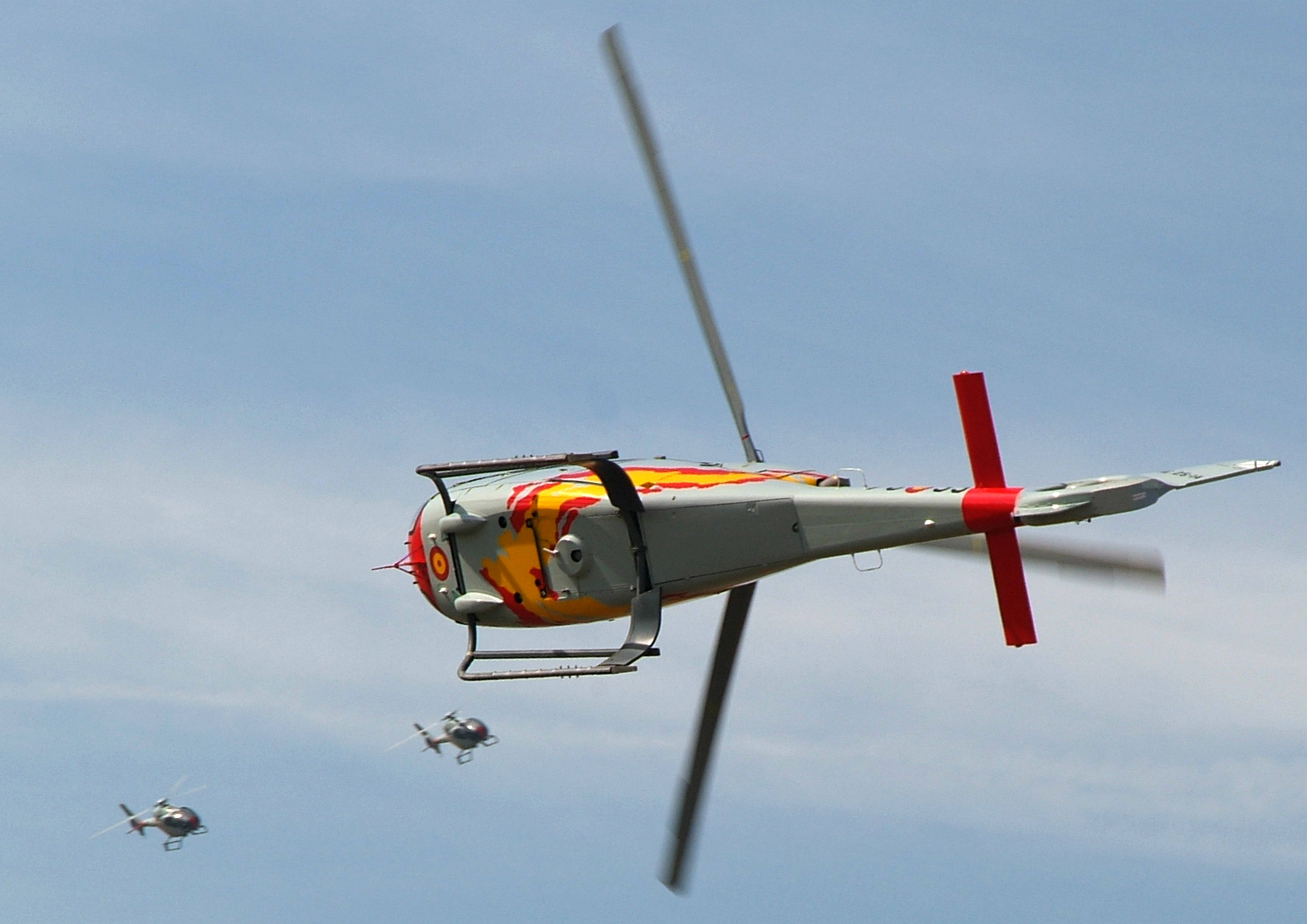 Helicópteros virando en formación