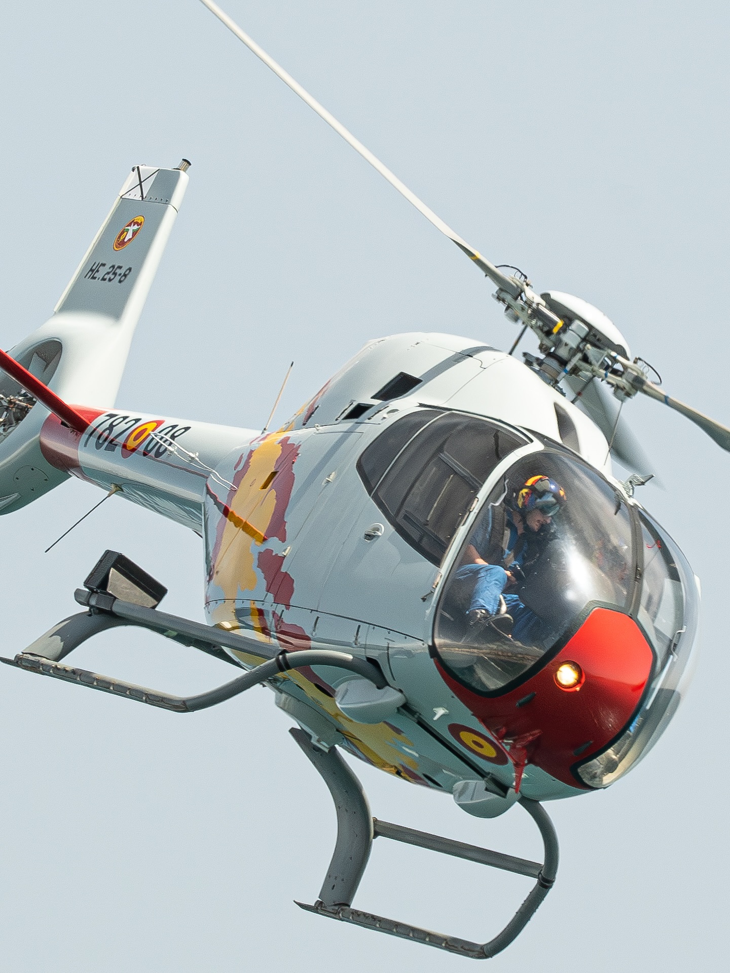 Vista panorámica espectacular de un helicóptero de la Patrulla Aspa en formación de vuelo