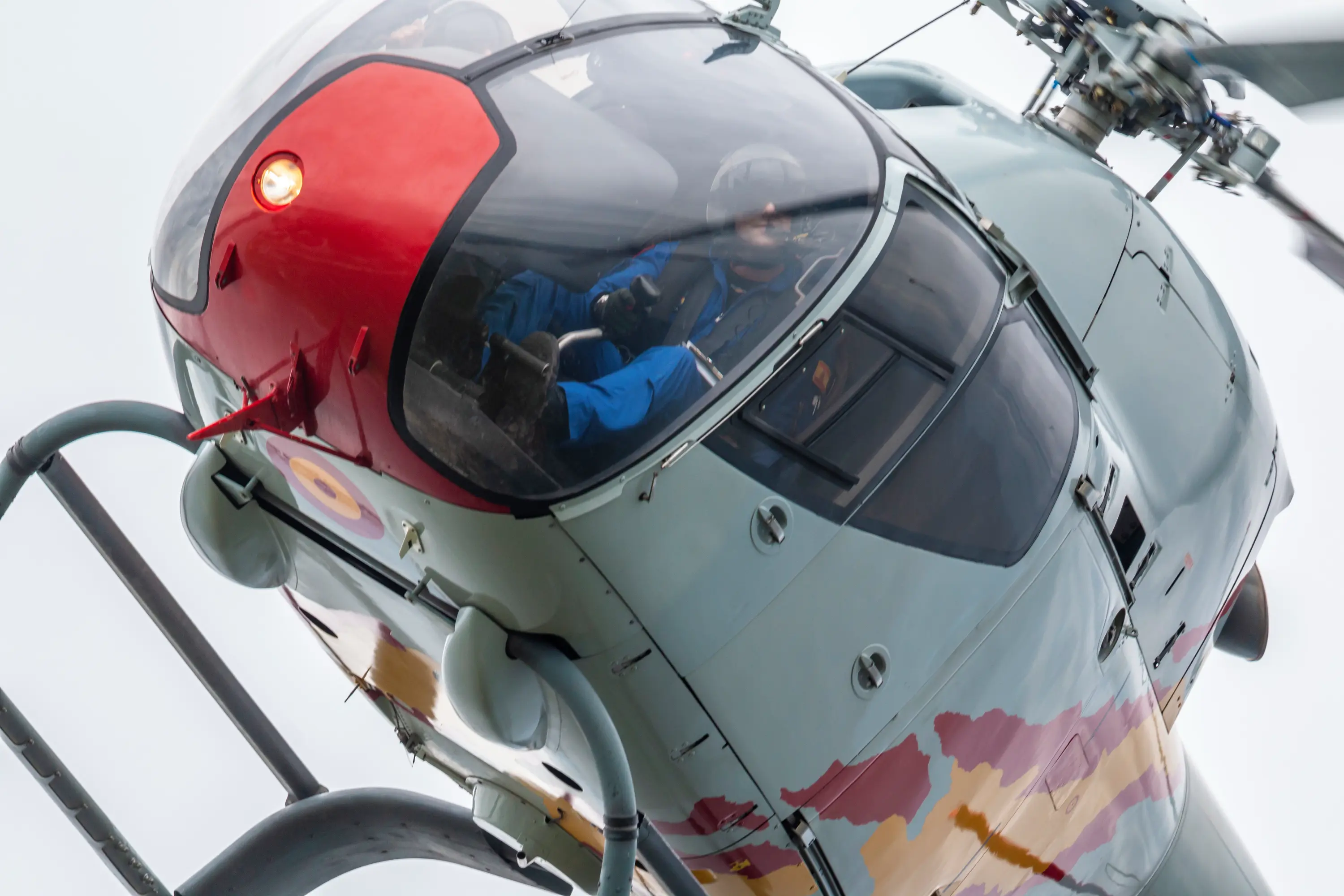 Helicóptero EC-120 de la Patrulla Aspa en vuelo estacionario